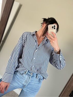 Like New Zara Striped Blue and White Button-Up Shirt - Women Size Large